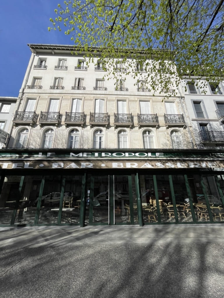 Façade d'origine de l'hôtel-brasserie Le Métropole avant le projet de réhabilitation immobilière.
